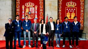 Isabel Díaz Ayuso con los jugadores de Waterpolo