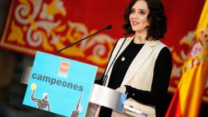 Díaz Ayuso elogia “la ilusión, la disciplina, el compromiso y la humildad de los waterpolistas españoles” Isabel Díaz Ayuso con los jugadores de Waterpolo