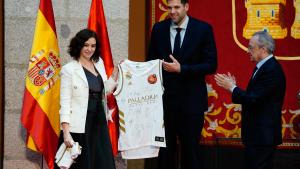 Isabel Díaz Ayuso felicita al Real Madrid de Baloncesto en la Real Casa de Correos
