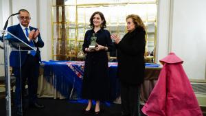 Díaz Ayuso sujetando el premio