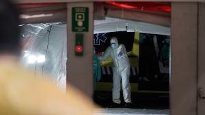 Profesional sanitario traje de protección