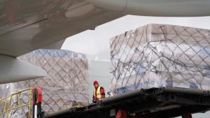 Un avión procedente de China llega a Madrid con material sanitario por el COVID-19