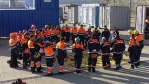 Voluntarios de protección civil en prácticas de extinción de incendios