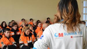 Voluntarios de protección civil en clase de primeros auxilios