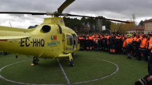 Prácticas de voluntarios de protección civil guiando aterrizaje de helicóptero