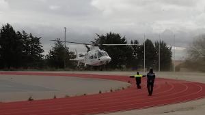 Policías locales en prácticas guiando aterrizaje de helicóptero
