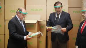 Lopez entrega de material santario