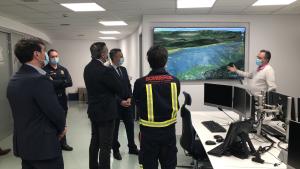 Enrique López durante su visita al centro de coordinación del Cuerpo de Bomberos