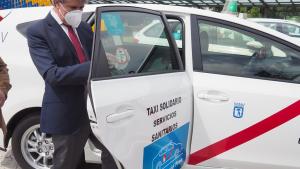Agradecimiento al sector del taxi Poniendo una pegatina en una ventanilla trasera de un taxi