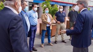 Agradecimiento al sector del taxi Reunión de personas en torno al consejero