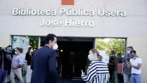 Ignacio Aguado durante su visita a la biblioteca José Hierro