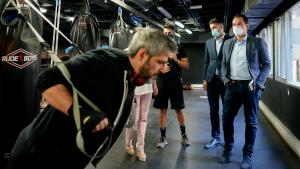 Aguado visitando un gimnasio