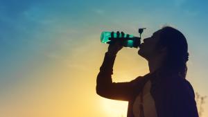Joven bebiendo agua