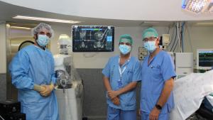 Cirujanos en la operación