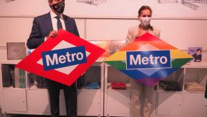 Ángel Garrido durante la visita a la tienda de Metro en la estación de Plaza de Castilla