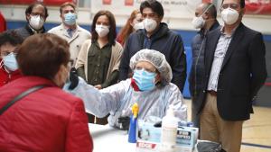 Enfermera haciendo test de antígenos