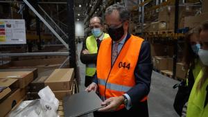 Enrique Ossorio ha visitado un almacén donde se organiza el reparto de ordenadores