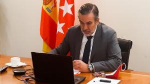 Enrique López durante la inauguración de una jornada de Save the Children