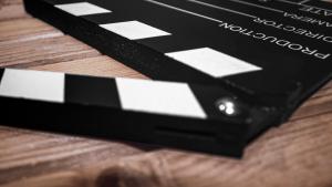 claqueta de cine sobre una mesa