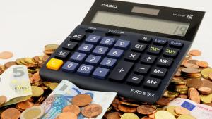 Foto de calculadora y monedas