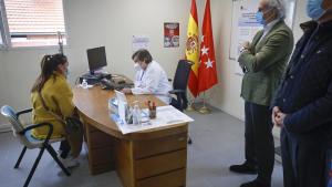 Enrique Ruiz Escudero ha visitado el Centro de Salud Almendrales, en el distrito de Usera