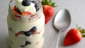 Vaso de yogur con frutos rojos