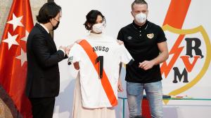 Isabel Díaz Ayuso ha recibido al Rayo Vallecano en la Real Casa de Correos