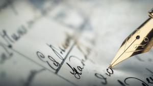 Pluma escribiendo papel