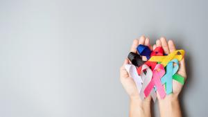 manos con lazos de colores