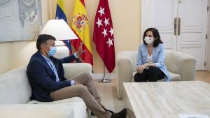 Díaz Ayuso sentada en unos sofás frente al Leopoldo López