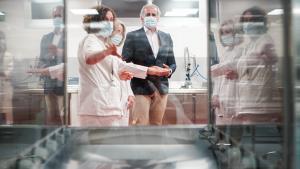 Personal del Hospital La Paz enseñando al consejero las partes de la nueva central de esterilización