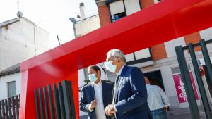 Carlos Izquierdo junto al alcalde de Torrejón de Ardoz visitando el municipio