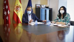 El consejero Enrique López reunido con la Comisionada para la Atención a las Víctimas del Terrorismo, Rocio López El consejero Enrique López sentado junto a la Comisionada para la Atención a las Víctimas del Terrorismo, Rocio López