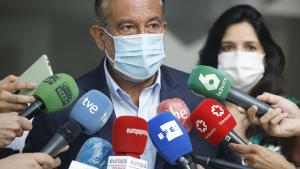 El consejero Enrique López reunido con la Comisionada para la Atención a las Víctimas del Terrorismo, Rocio López El consejero Enrique López rodeado de micrófonos