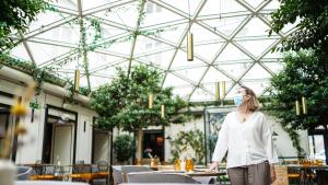 La Comunidad de Madrid lidera el gasto medio diario y por estancia turística en España Marta Rivera de la Cruz observa el techo de una de las estancias del hotel Pestana Plaza Mayor