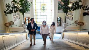 La Comunidad de Madrid lidera el gasto medio diario y por estancia turística en España Marta Rivera de la Cruz asciende por la escalera del hotel Pestana Plaza Mayor
