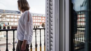 La Comunidad de Madrid lidera el gasto medio diario y por estancia turística en España Marta Rivera de la Cruz, asomada a uno de los balcones del hotel Pestana Plaza Mayor