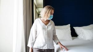 La Comunidad de Madrid lidera el gasto medio diario y por estancia turística en España Marta Rivera de la Cruz, junto a la cama de una de las habitaciones del hotel Pestana Plaza Mayor