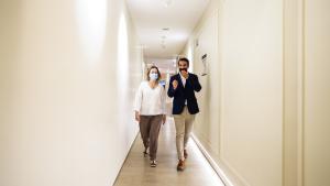 La Comunidad de Madrid lidera el gasto medio diario y por estancia turística en España Marta Rivera de la Cruz pasea por uno de los pasillos del hotel Pestana Plaza Mayor