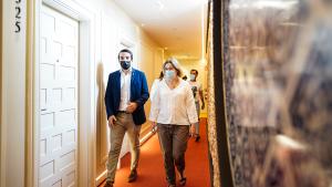 La Comunidad de Madrid lidera el gasto medio diario y por estancia turística en España Marta Rivera de la Cruz pasea por uno de los pasillos del hotel Pestana Plaza Mayor
