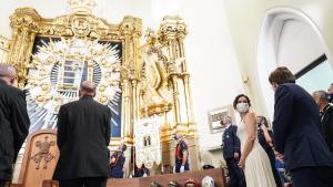 Plano de la presidenta y el alcalde de Madrid con la Virgen de la Paloma