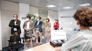 Enrique Ossorio visita las instalaciones del Centro de Información y Asesoramiento Universitario El consejero junto con otras personas de pie escuchando las explicaciones de alguien fuera de plano