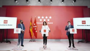 La presidenta en el medio frente al atril a su lado izquierdo Enrique Ossorio y a su derecho Fernández Lasquetty