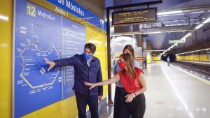 Davíd Pérez observa un plano de Metrosur