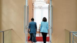 La presidenta andando junto a Rocío Monasterio hacia la sala de la reunión