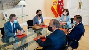 La presidenta sentada en la mesa junto a Rocío Monasterio