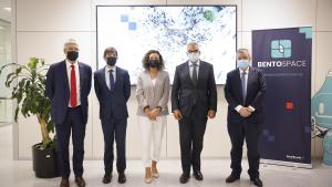 Foto de familia del consejero con el resto de responsables de la empresa