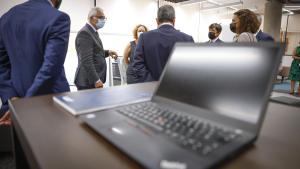 Foto del consejero hablando con otras personas de la empresa