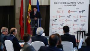 El consejero interviniendo en el atril 