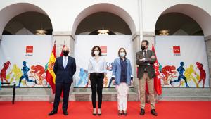 La presidenta posando junto a la consejera de cultura y los representantes de las asociaciones de la carrera